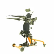 Ein EasyStand Bantam mit einigen Stützen, Polstern und einem Therapietisch in aufgerichteter Position, Seitenansicht.