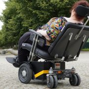 Rückansicht von dem nach hinten geneigten LEO.