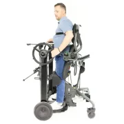 Ein Mann steht im EasyStand Mobile. Seitenansicht, bei dem das Rad auf Hüfthöhe gut zu sehen ist.