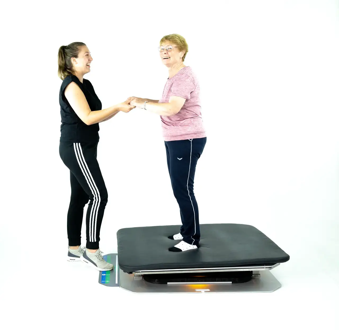 Eine Patientin, die auf der leicht nach vorne geneigten MotionStage steht und von einer Therapeutin gestützt wird.