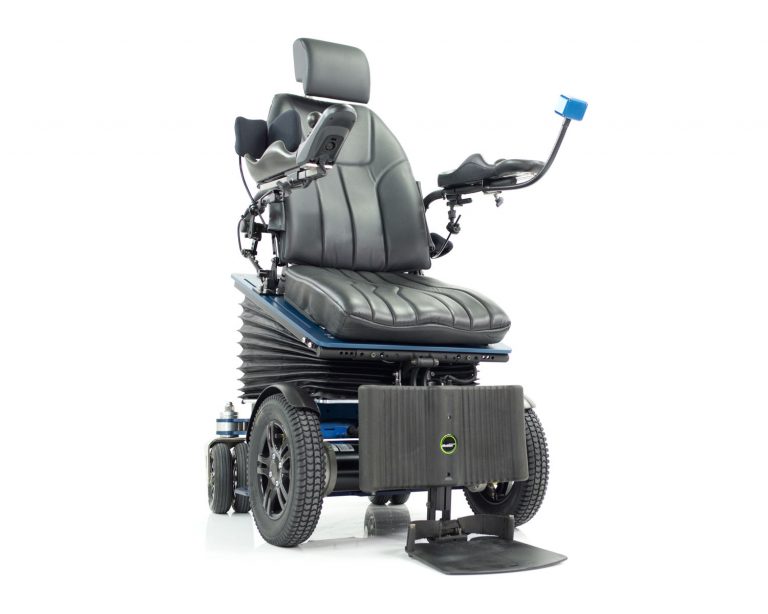 COSEAT-Komponente in einem modernen elektrischen Rollstuhl; das Verbindungselement sorgt für flexible Bewegungsmöglichkeiten und Anpassung der Sitzfläche.