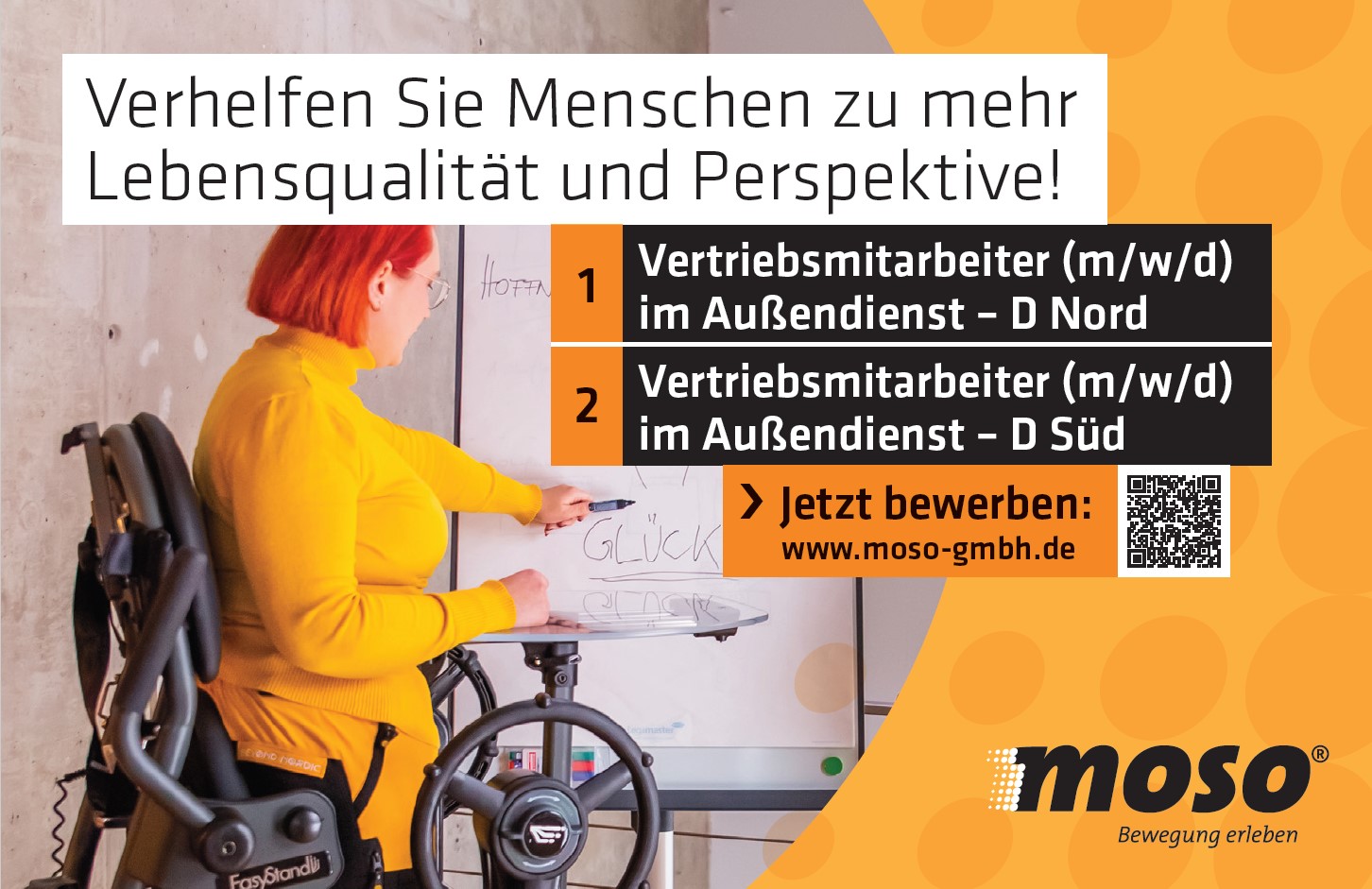 Eine Frau im Stehtrainer steht vor einer Tafel, dargestellt als Werbebild für Vertriebsmitarbeiter im Außendienst für die Firma moso mit einem Bewerbungsaufruf.