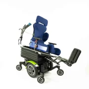 COSEAT mit Interco Sitzschale steil nach links geneigt. Beinstütze nach oben gefahren.