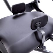 Polster die seitlich an der Sitzfläche für zusätzliche Stabilität sorgen.