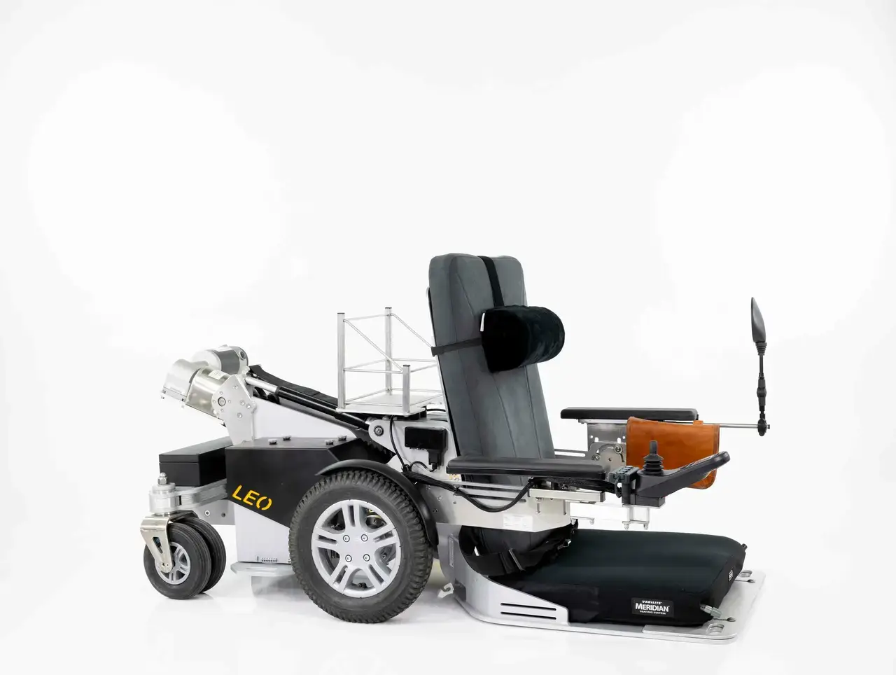 Der LEOlevel in niedrigster Position, mit der Sitzplatte auf dem Boden aufliegend gelingt der selbstständige Einstieg überall.