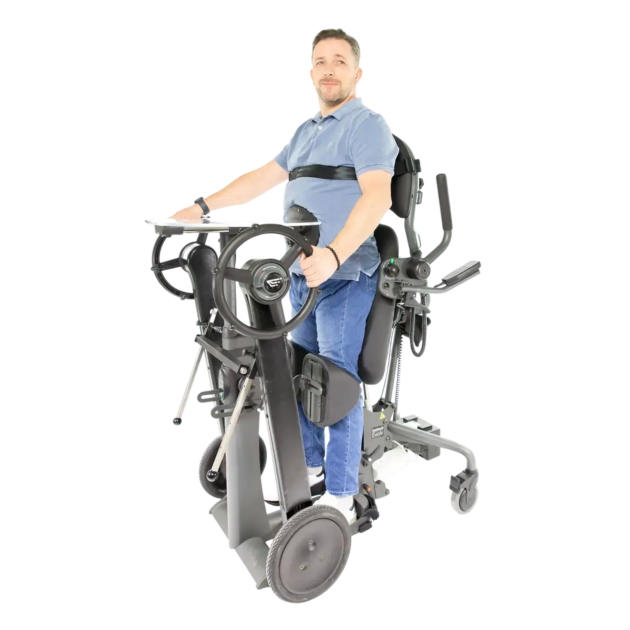 Ein Mann, der im EasyStand Mobile steht und die Hände an den Rädern hat, die sich auf bauchhöhe befinden.