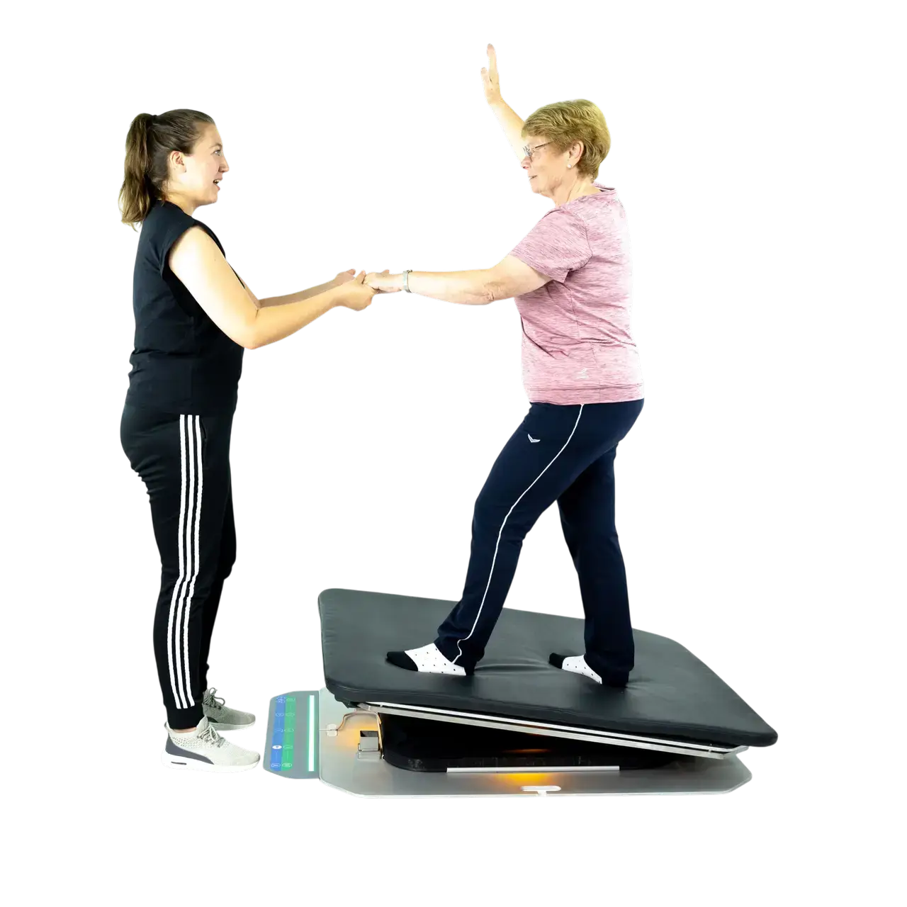 Eine Patientin trainiert ihr Gleichgewicht auf der schräg gestellten MotionStage und wird dabei voneiner Therapeutin gestützt.